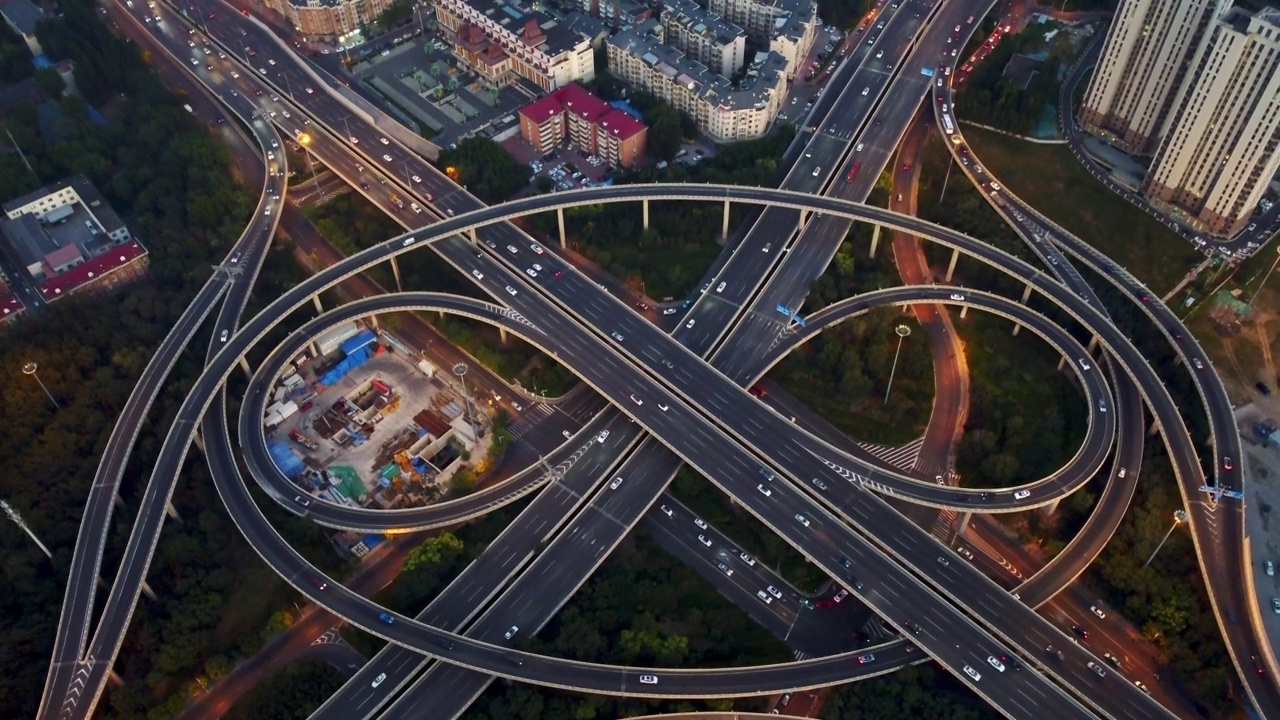 莫斯科环城公路的航拍画面，周围有汽车和建筑物视频素材