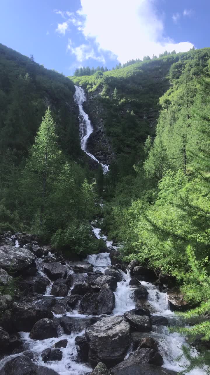 阿尔卑斯山上流动的河流和瀑布视频素材