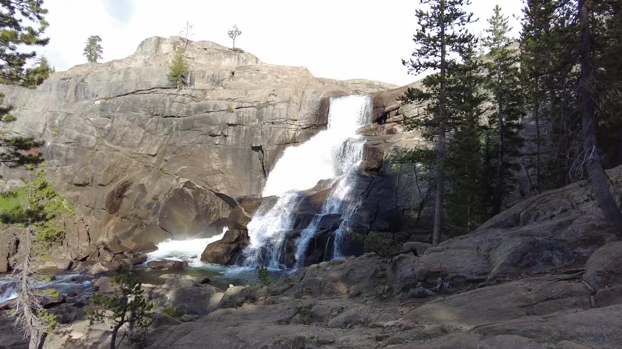 图奥勒姆河上壮观的瀑布视频素材