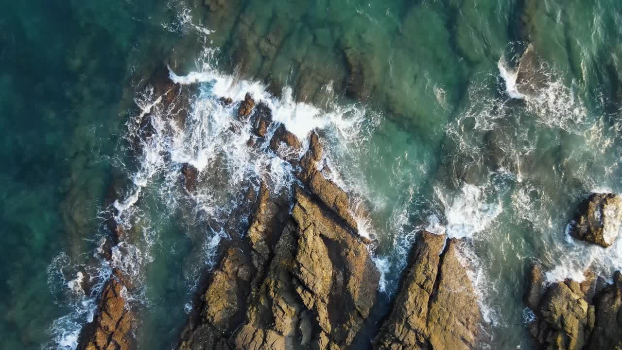 海浪拍打着岩石。视频素材