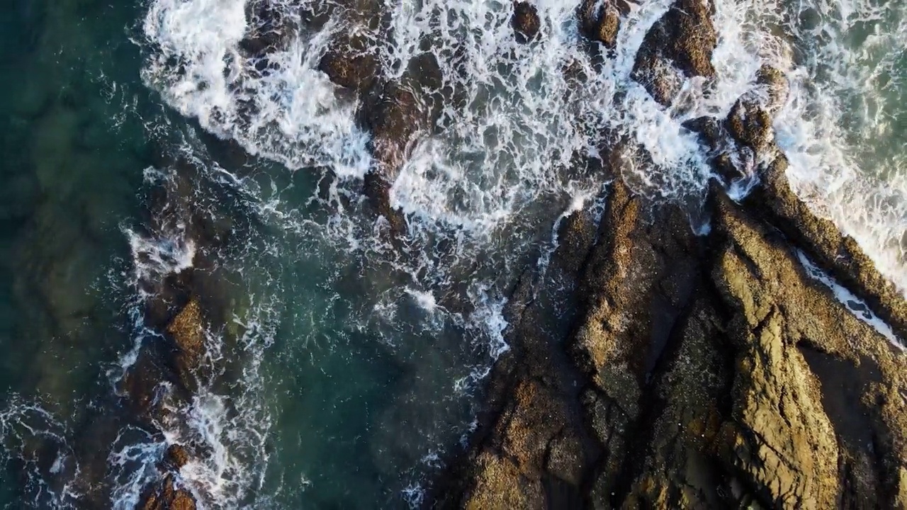 海浪拍打着岩石。视频素材