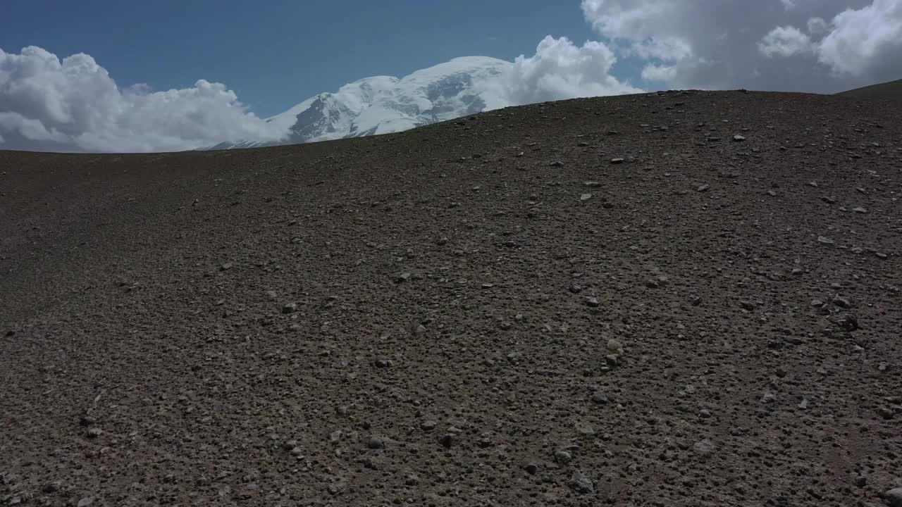 无人机在蔚蓝多云的天空下拍摄美丽的山脉视频素材