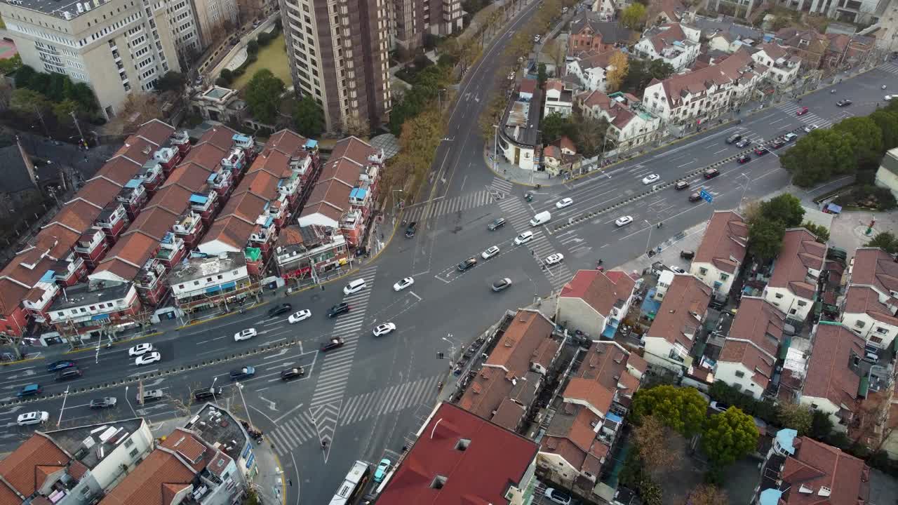 无人机俯瞰居民区附近街道上行驶的汽车视频素材