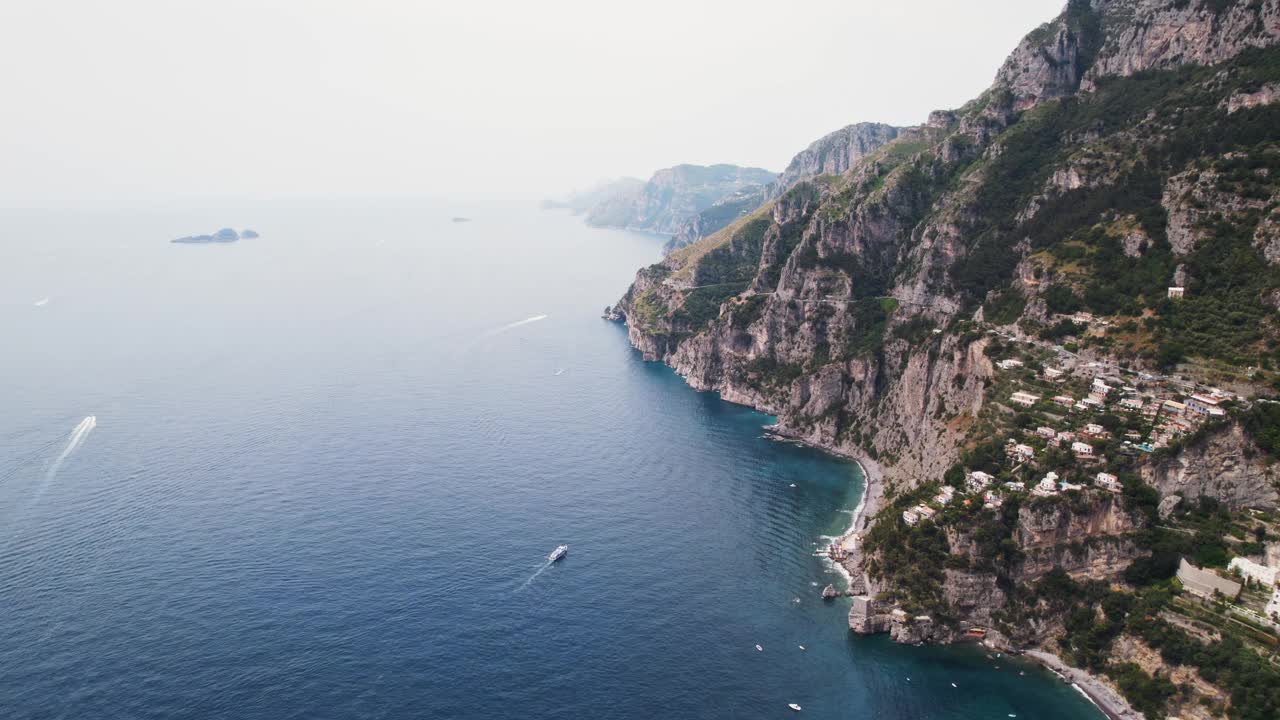 波西塔诺平静静物延时悬崖景色海滨海岸悬崖游艇意大利欧洲视频素材