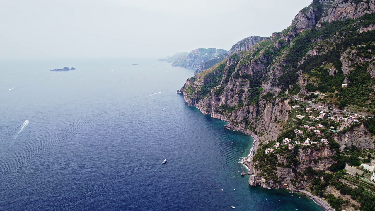 波西塔诺平静静物悬崖景色海滨海岸悬崖游艇意大利欧洲视频素材