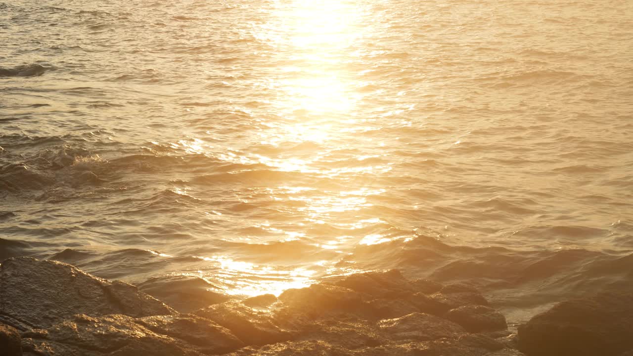 太阳照在海面上。视频素材