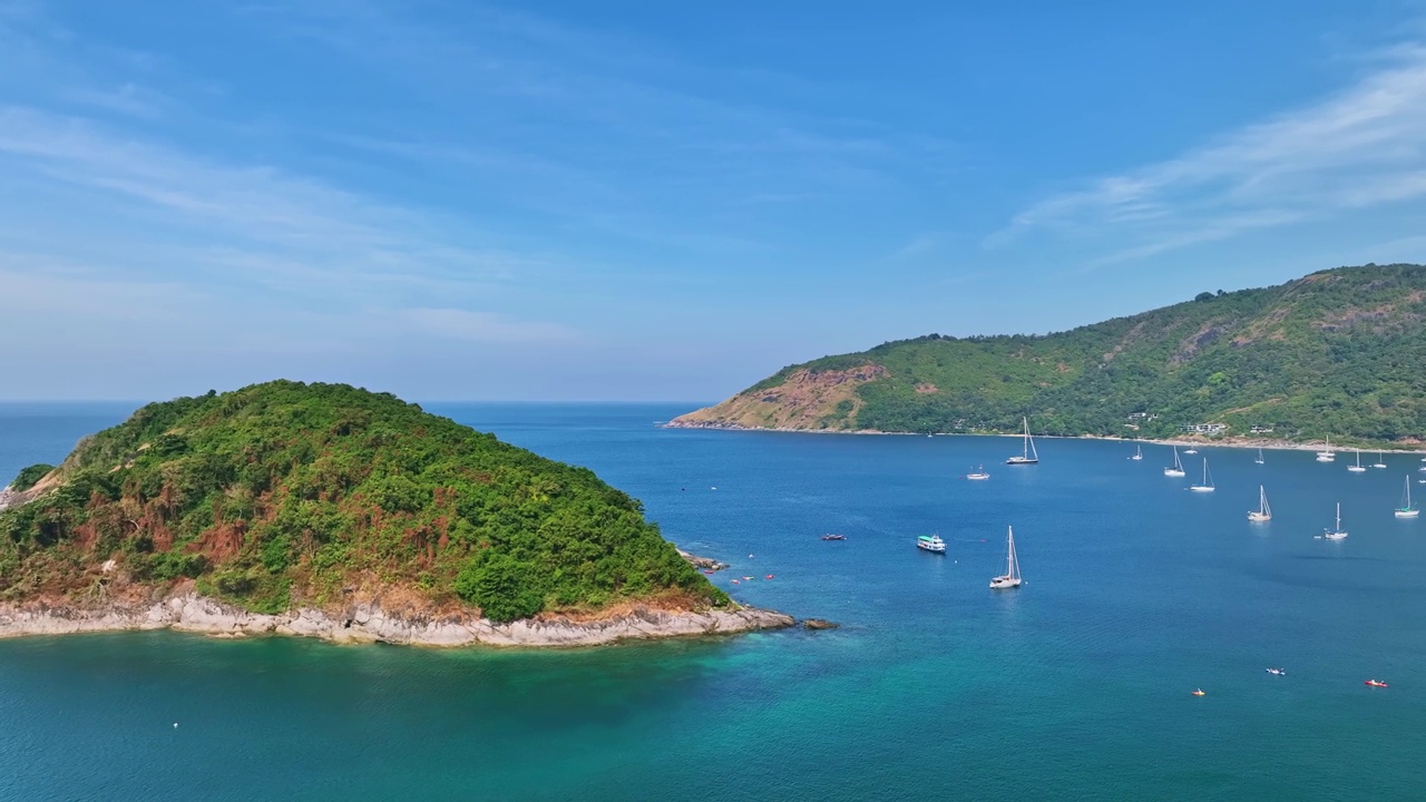 阳光明媚的早晨，泰国普吉岛迷人的大海，美丽的大海背景，自然和旅游理念视频素材