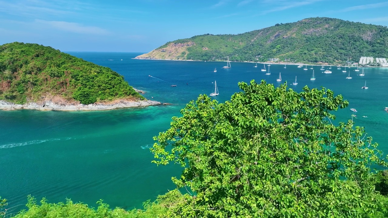 阳光明媚的早晨，泰国普吉岛迷人的大海，美丽的大海背景，自然和旅游理念视频素材