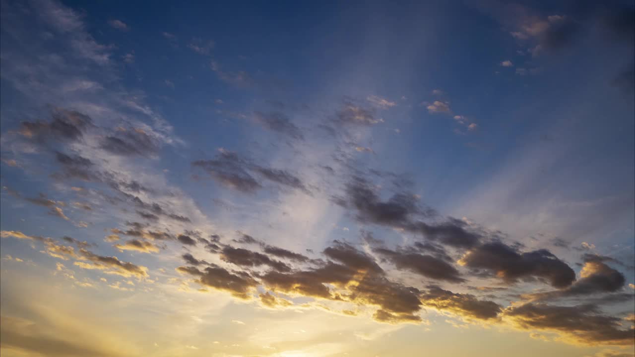 从白天到夜晚的时间推移，云层快速移动，太阳射线发光视频素材