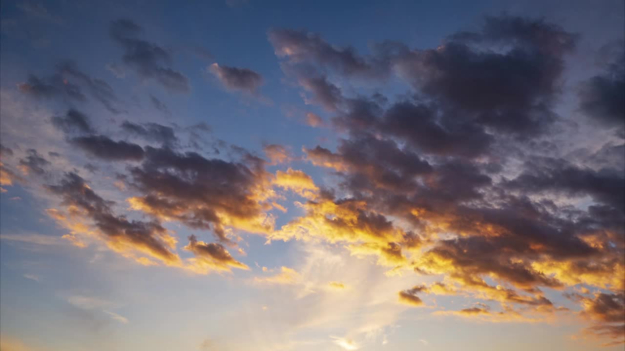 从白天到夜晚的时间推移，云层快速移动，太阳射线发光视频素材