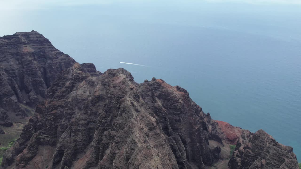 夏威夷考艾岛纳巴利海岸州立公园鸟瞰图视频素材