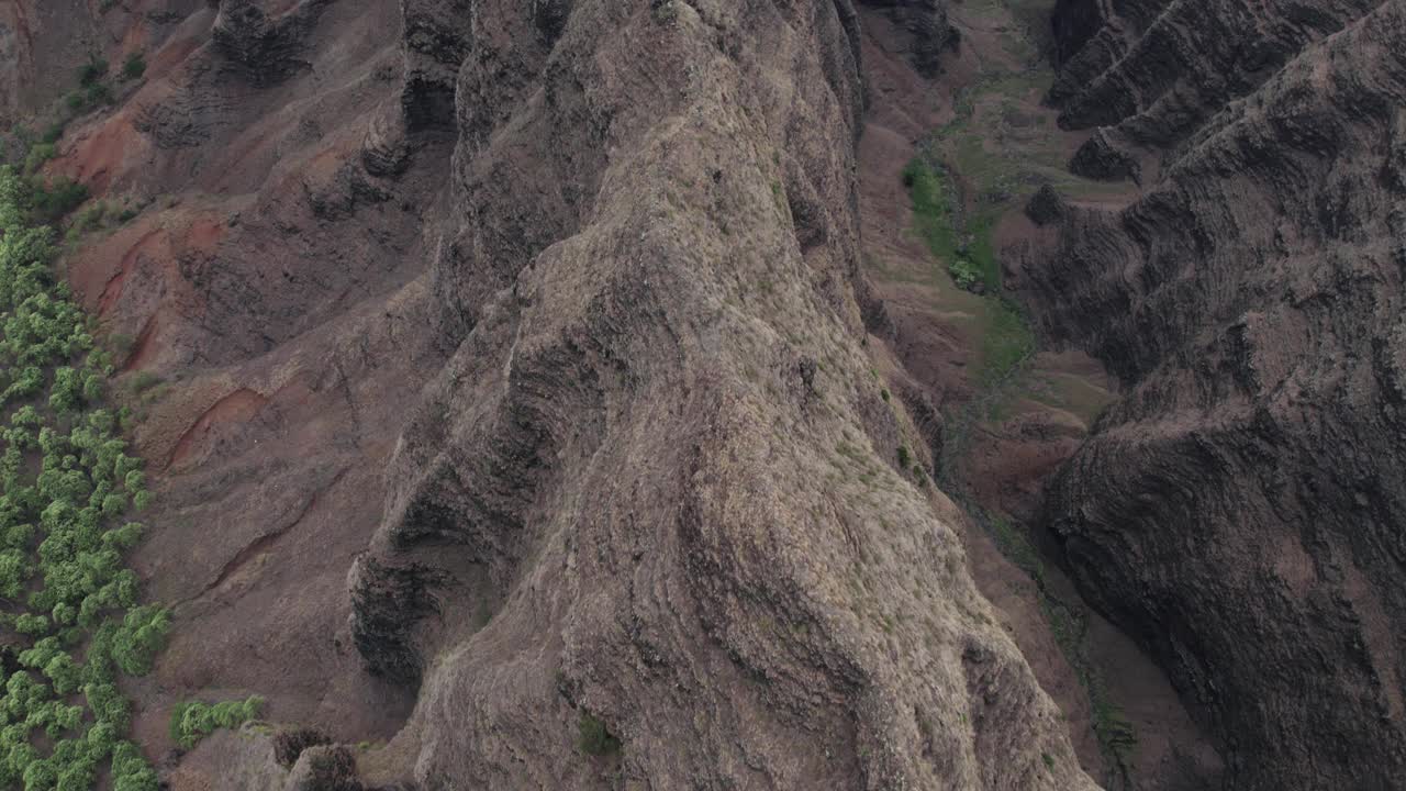 夏威夷考艾岛纳巴利海岸州立公园鸟瞰图视频素材