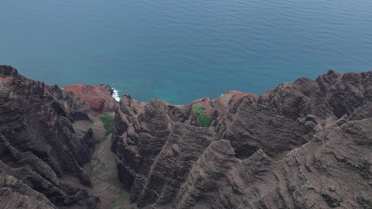 夏威夷考艾岛纳巴利海岸州立公园鸟瞰图视频素材