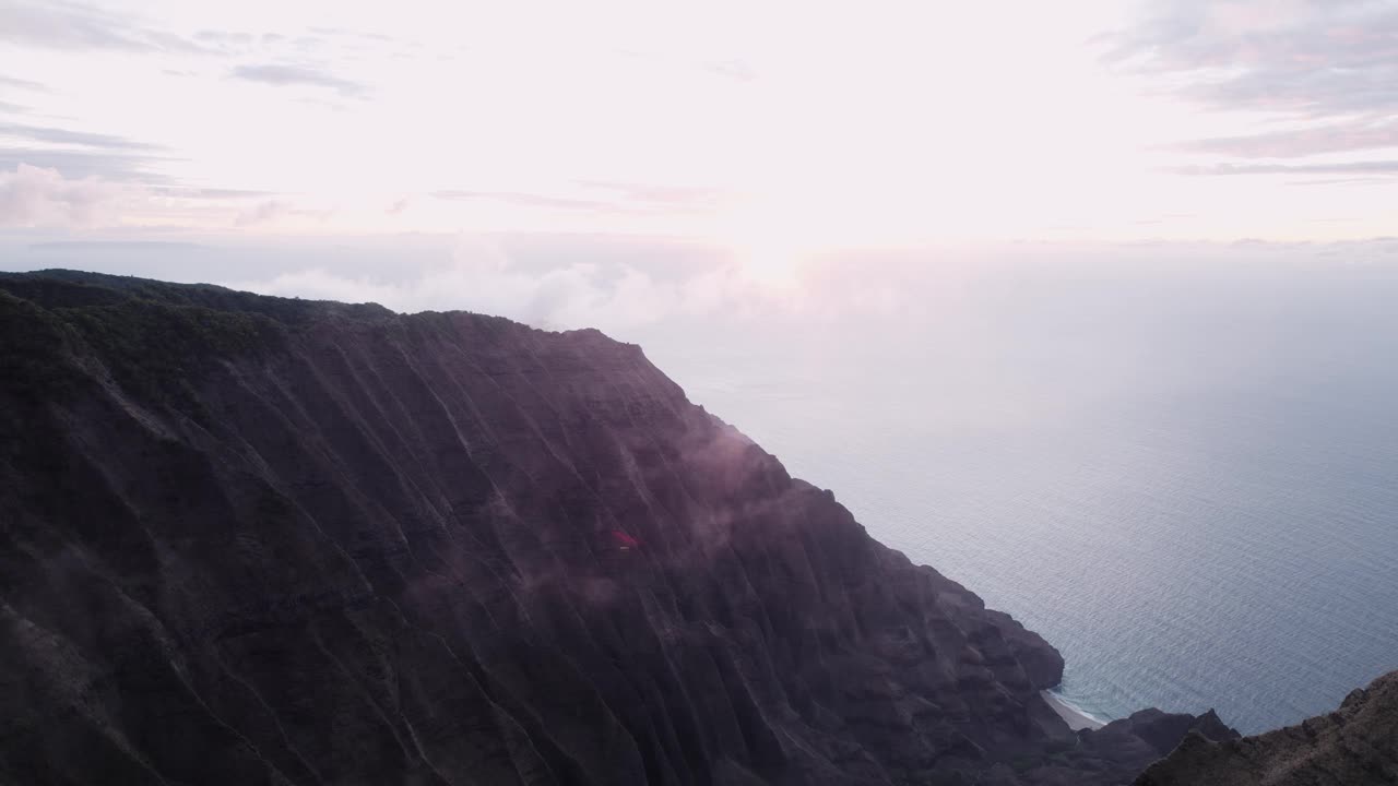 夏威夷考艾岛纳巴利海岸州立公园日落鸟瞰图视频素材