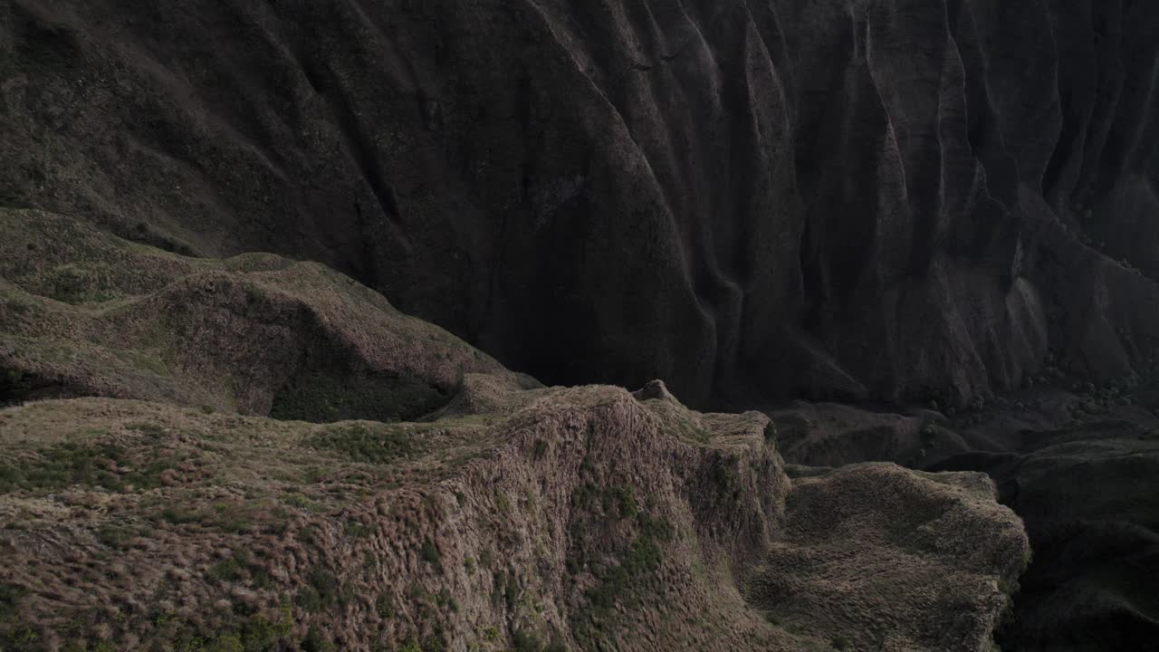 夏威夷考艾岛纳巴利海岸州立公园日落鸟瞰图视频素材