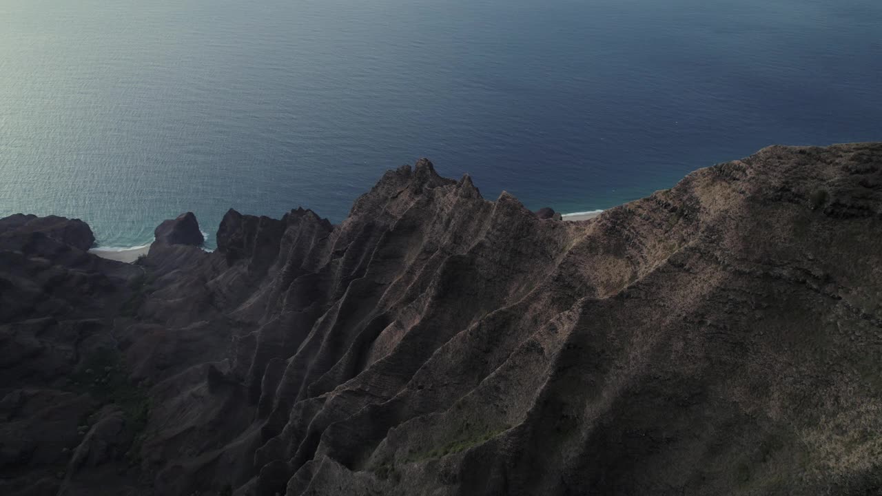 夏威夷考艾岛纳巴利海岸州立公园日落鸟瞰图视频素材