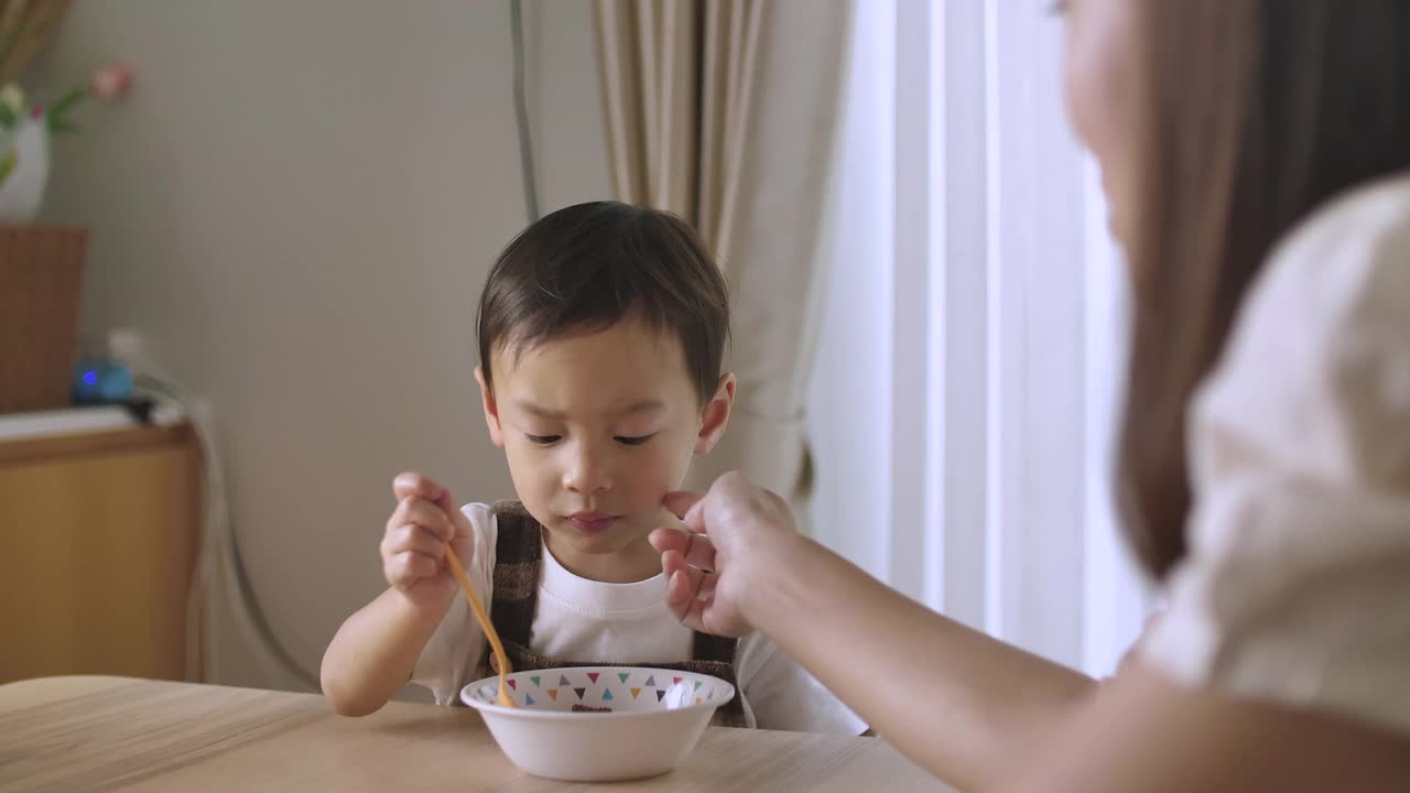 男孩很喜欢和妈妈一起吃饭视频素材