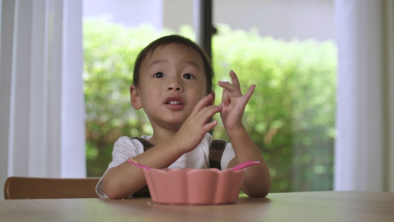 男孩很喜欢和妈妈一起吃饭视频素材