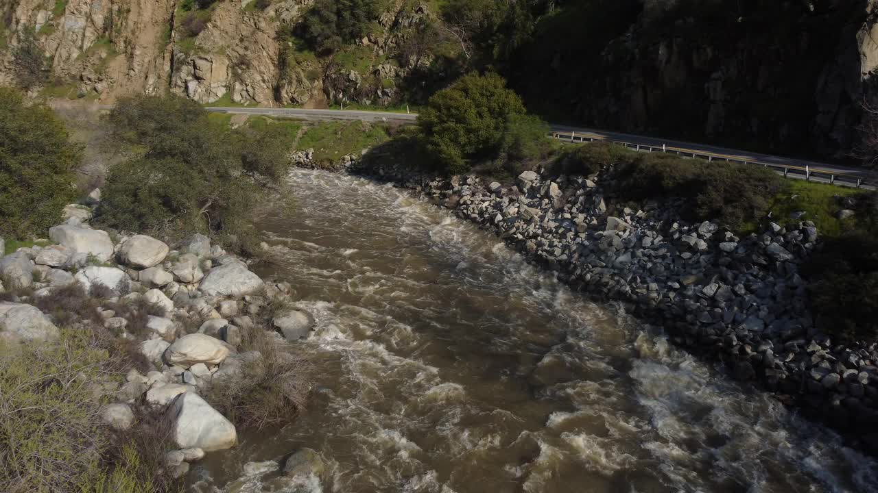 飞越极端白水河激流视频素材