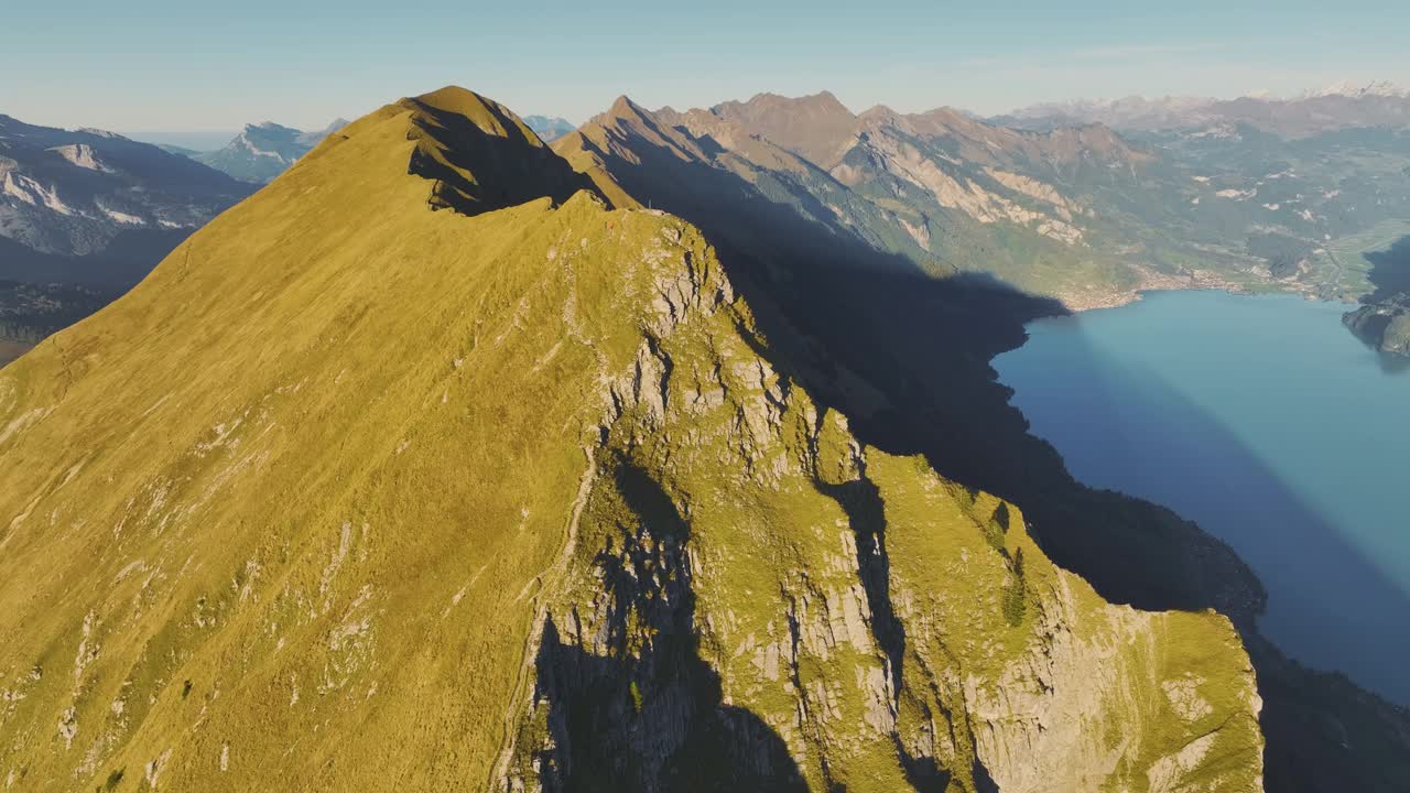 瑞士因特拉肯湖和山脊的鸟瞰图视频素材