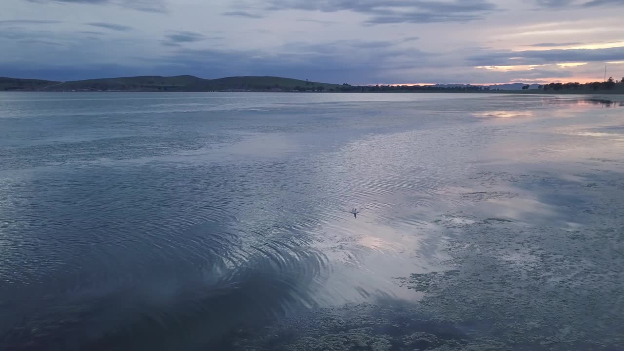 日落时美丽的湖景视频素材