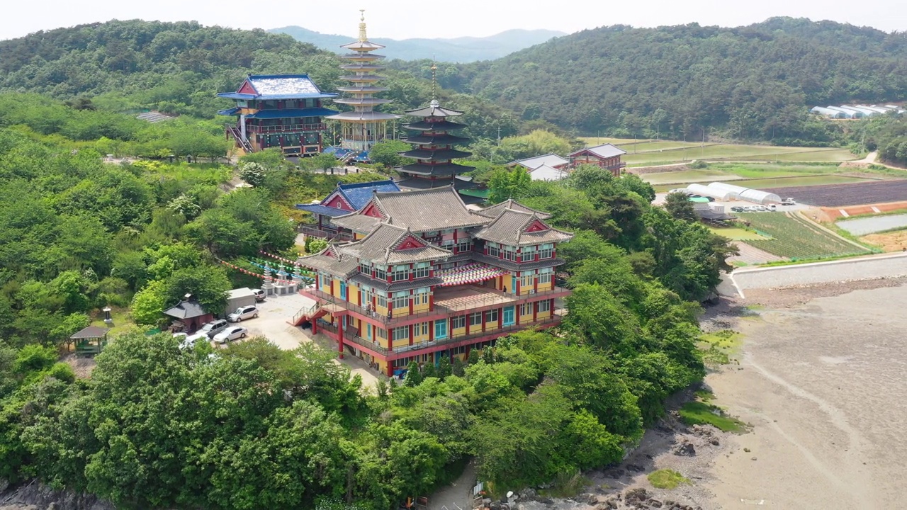 韩国忠清南道泰安郡安眠庵附近的佛寺风景视频素材