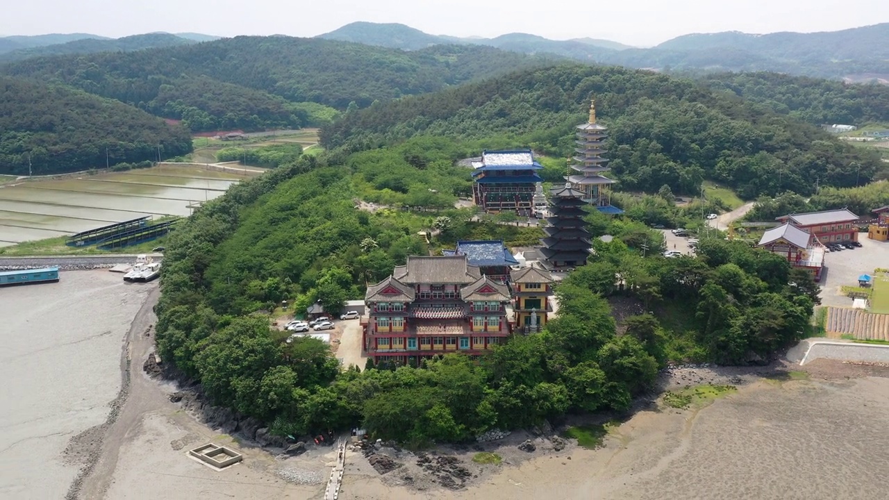 韩国忠清南道泰安郡安眠庵附近的佛寺风景视频素材