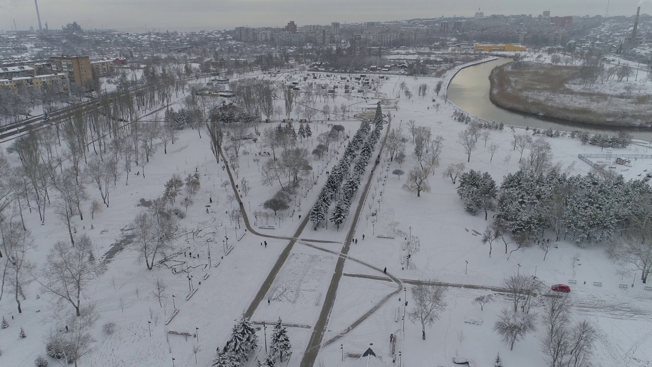 马里乌波尔新年2022年战前古罗夫公园城市观和平城市在白天的雪。视频素材