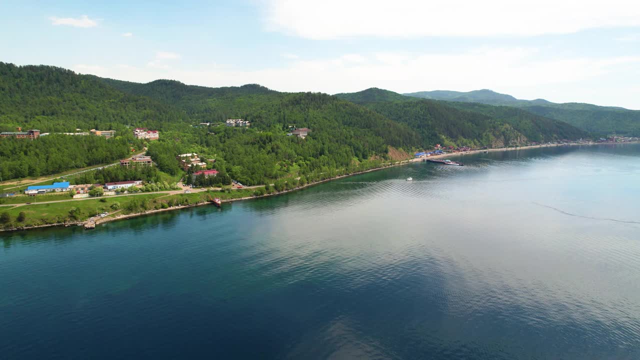 从空中俯瞰贝加尔湖全景。安加拉河从湖中流出的地方。视频素材