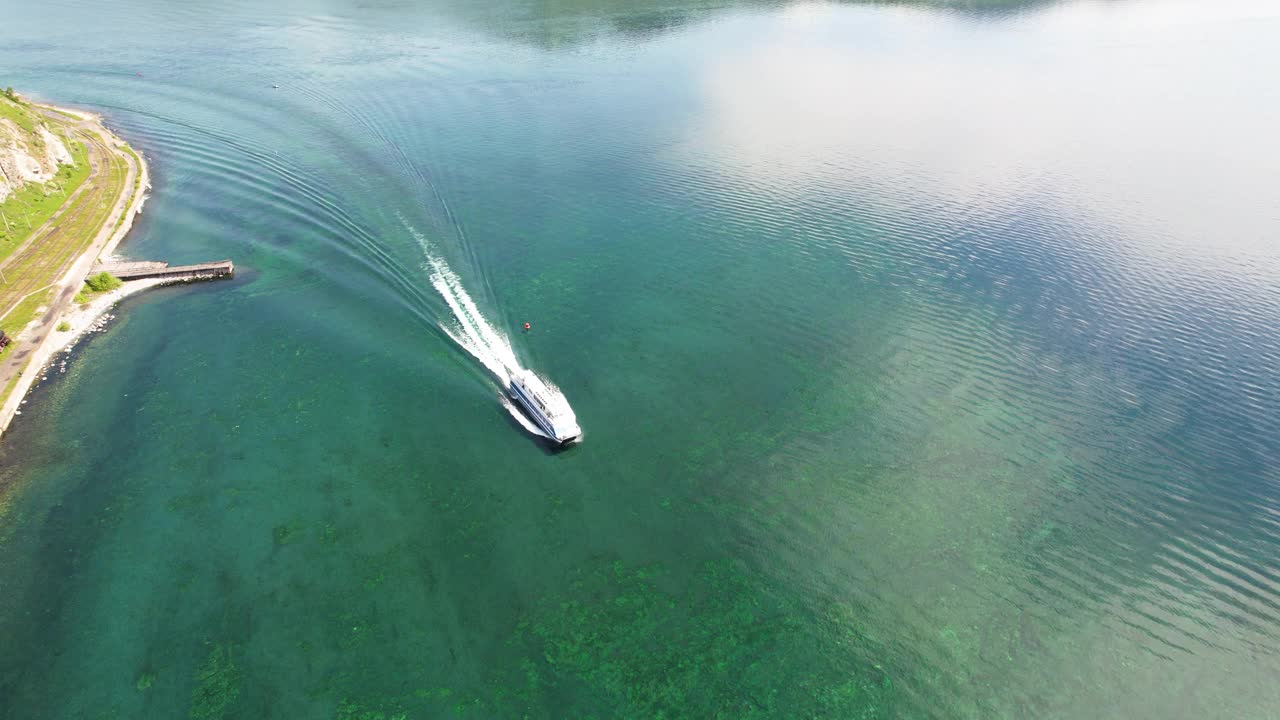 船沿着湖岸或大海行驶。视频素材