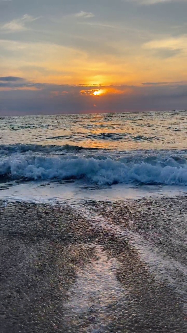 日落时海滩上的海浪，低角度特写视频素材