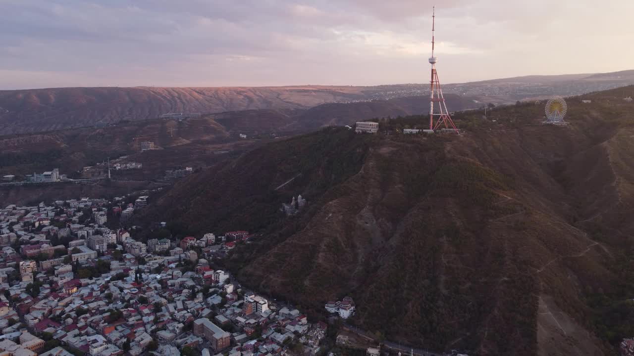 城市山上的桅杆视频素材