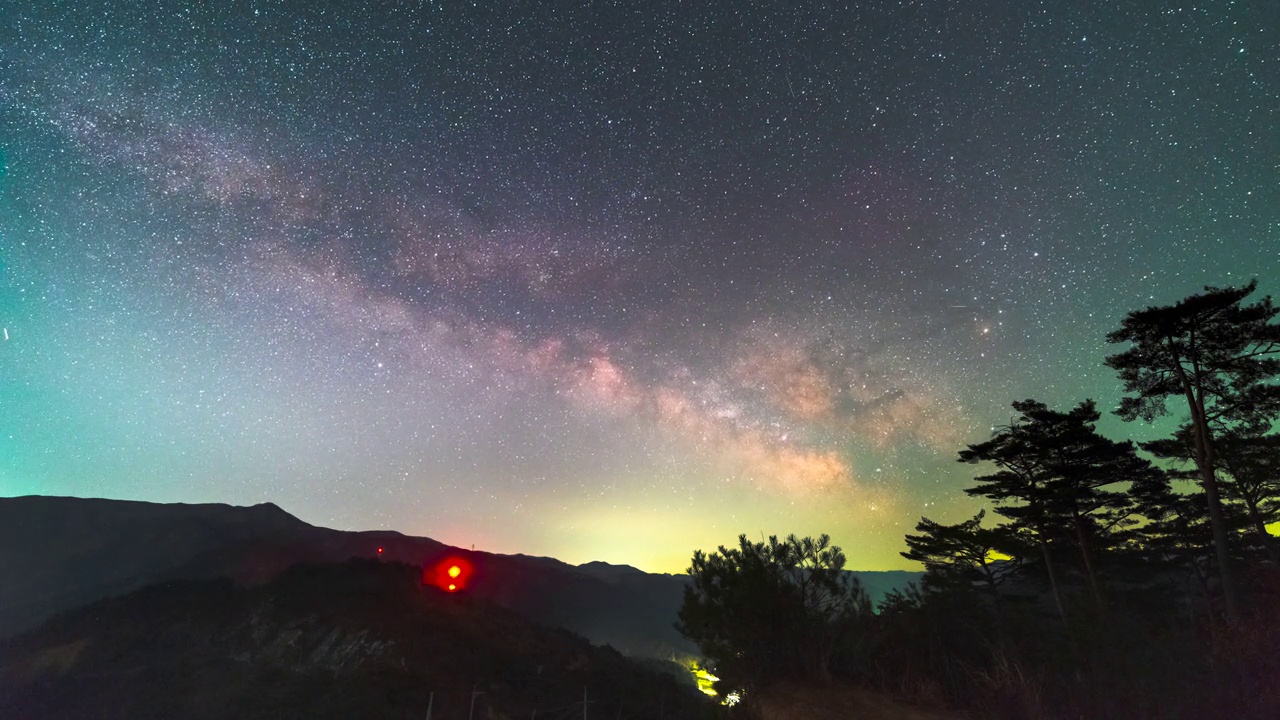 夜空、银河和自然风光/韩国江原道麟蹄郡视频素材