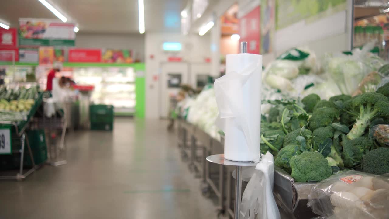 亚洲少女撕掉塑料袋放水果和蔬菜，在超市杂货店，素食的生活方式概念。视频素材