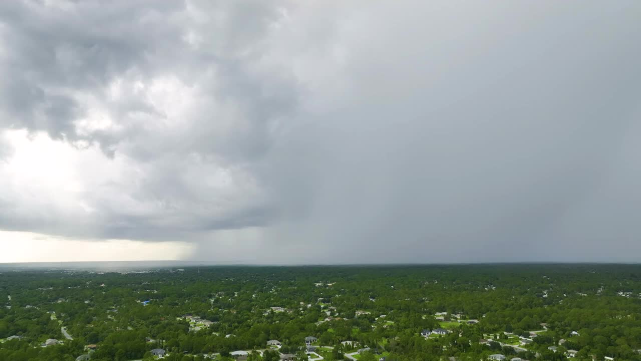 郊区城镇地区下大雨前，乌云在阴沉的天空中形成视频素材