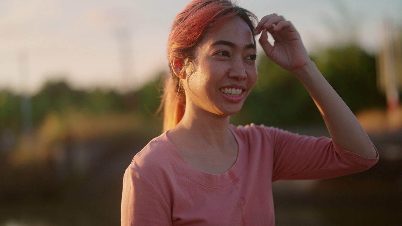 一名女子用手表检查自己的跑步表现视频素材