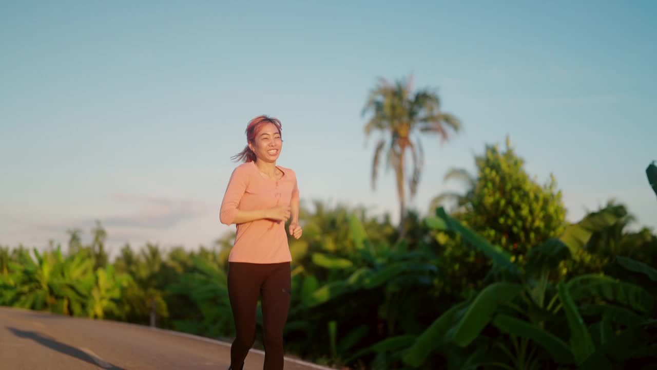 女孩在夕阳下奔跑视频素材