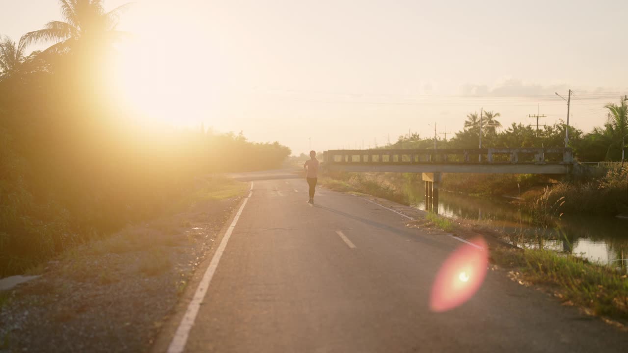 夕阳西下，女人在奔跑视频素材