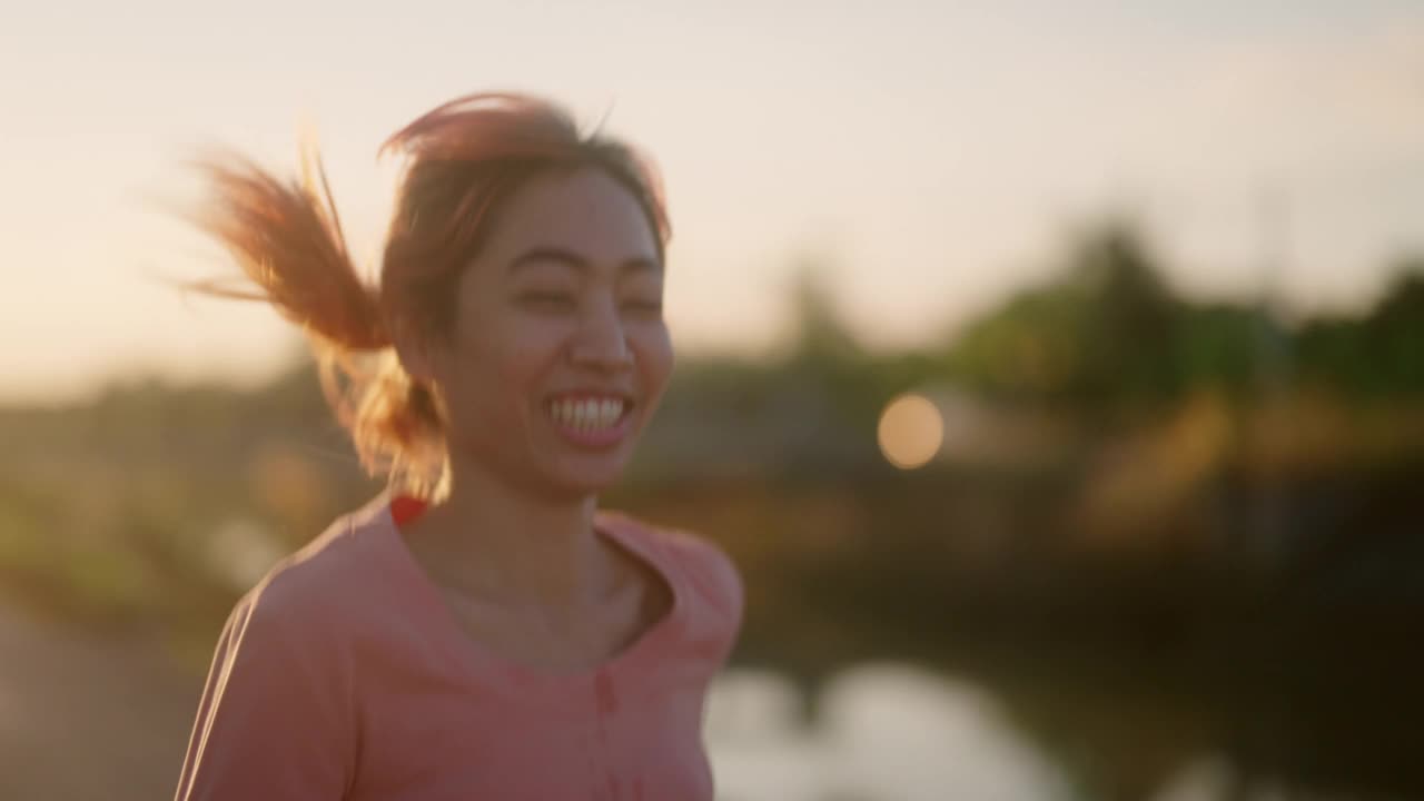 女孩在夕阳下奔跑视频素材