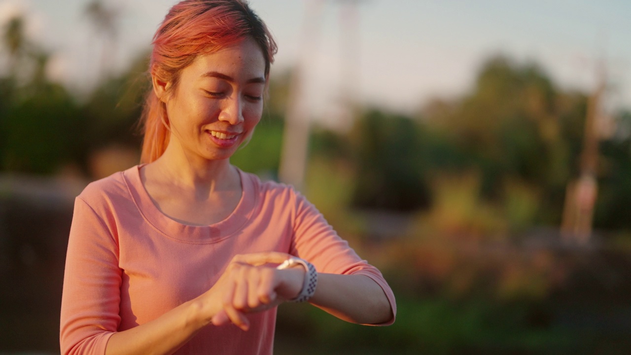 一名女子用手表检查自己的跑步表现视频素材