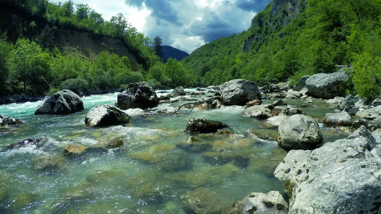 激流漂流穿过峡谷视频素材