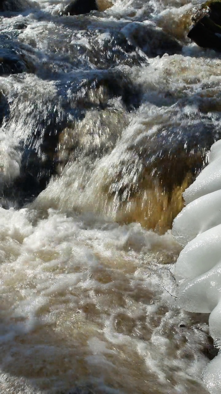 Rapids in Kemppilän Myllykoski, Ruokolahti Finland, vertical视频素材