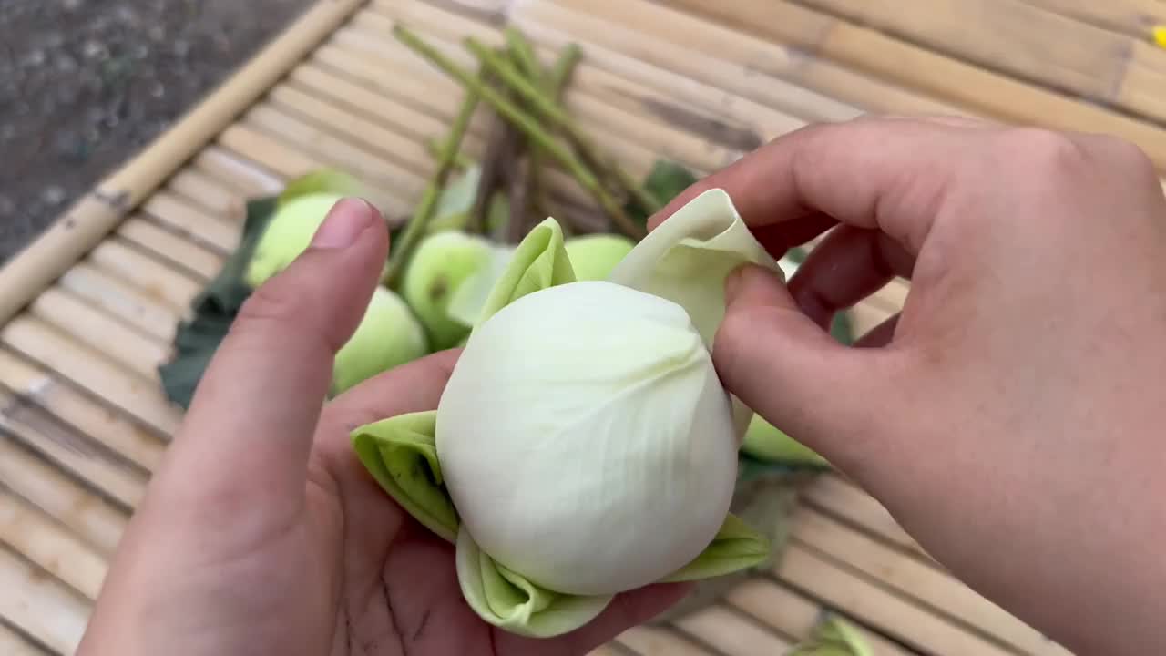 ํYoung woman folded lotus.视频下载