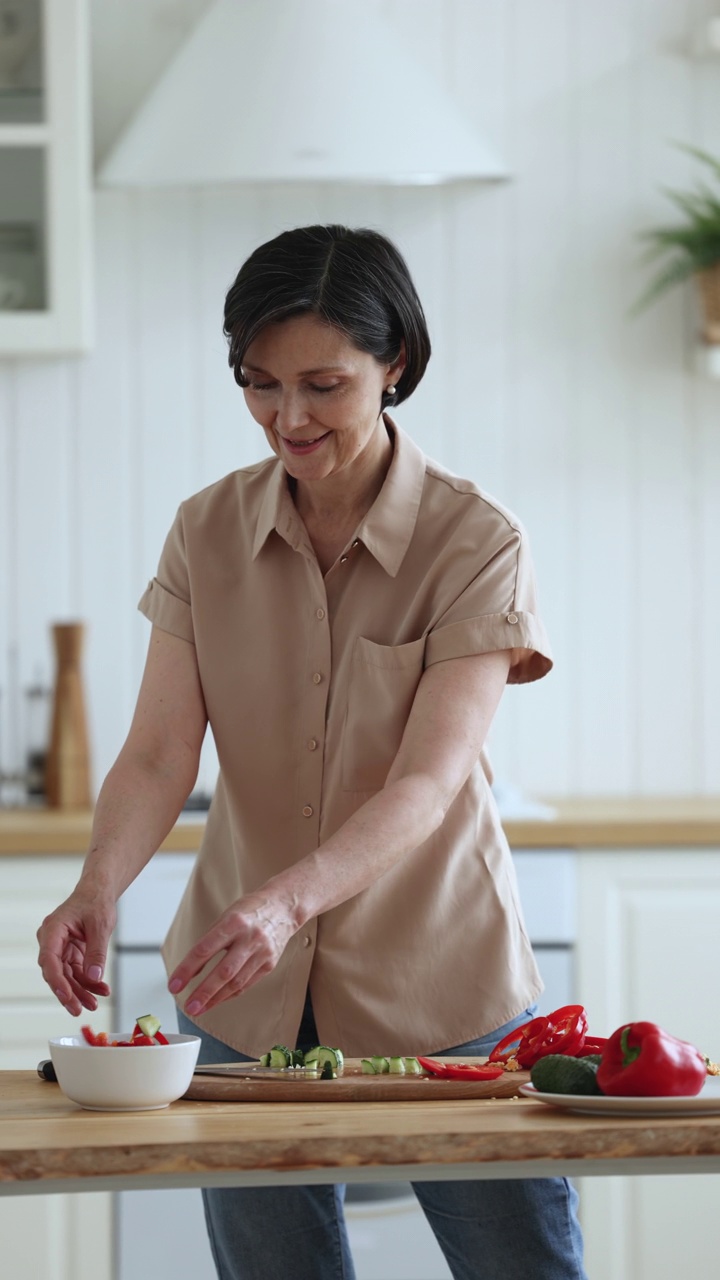 漂亮的中年女厨师正在做沙拉视频素材