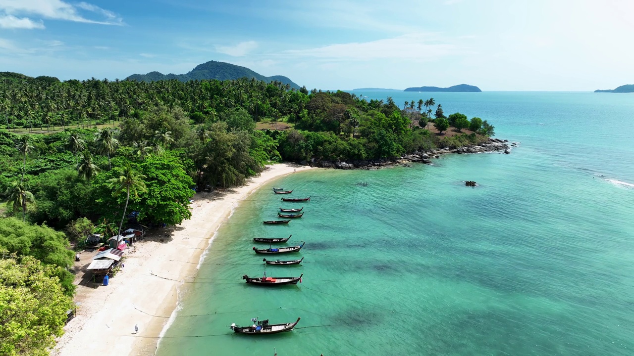 泰国普吉岛迷人的大海，阳光明媚的早晨，美丽的大海背景，自然和旅游理念视频素材