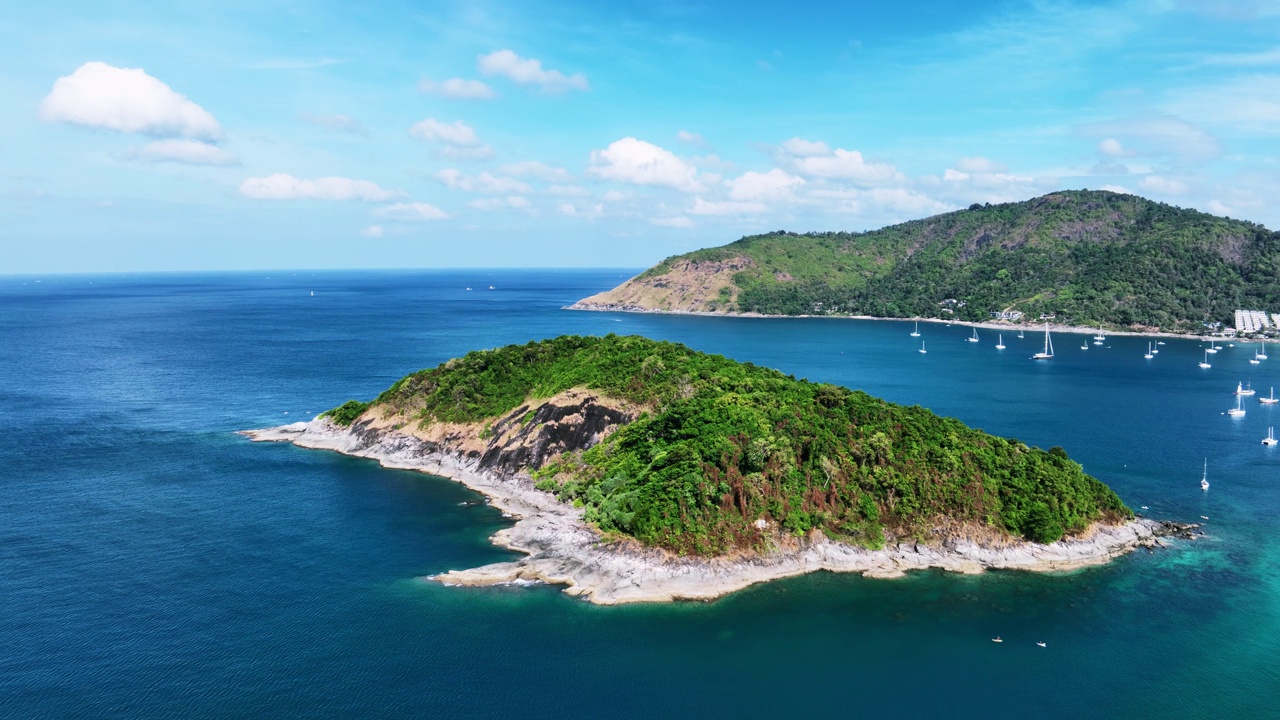 泰国普吉岛迷人的大海，阳光明媚的早晨，美丽的大海背景，自然和旅游理念视频素材