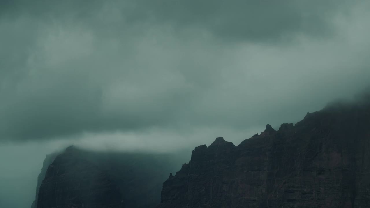 阴天阴沉的灰色天空在恶劣的天气。岩石高处的雨云。令人惊叹的大自然的宁静景色。视频素材