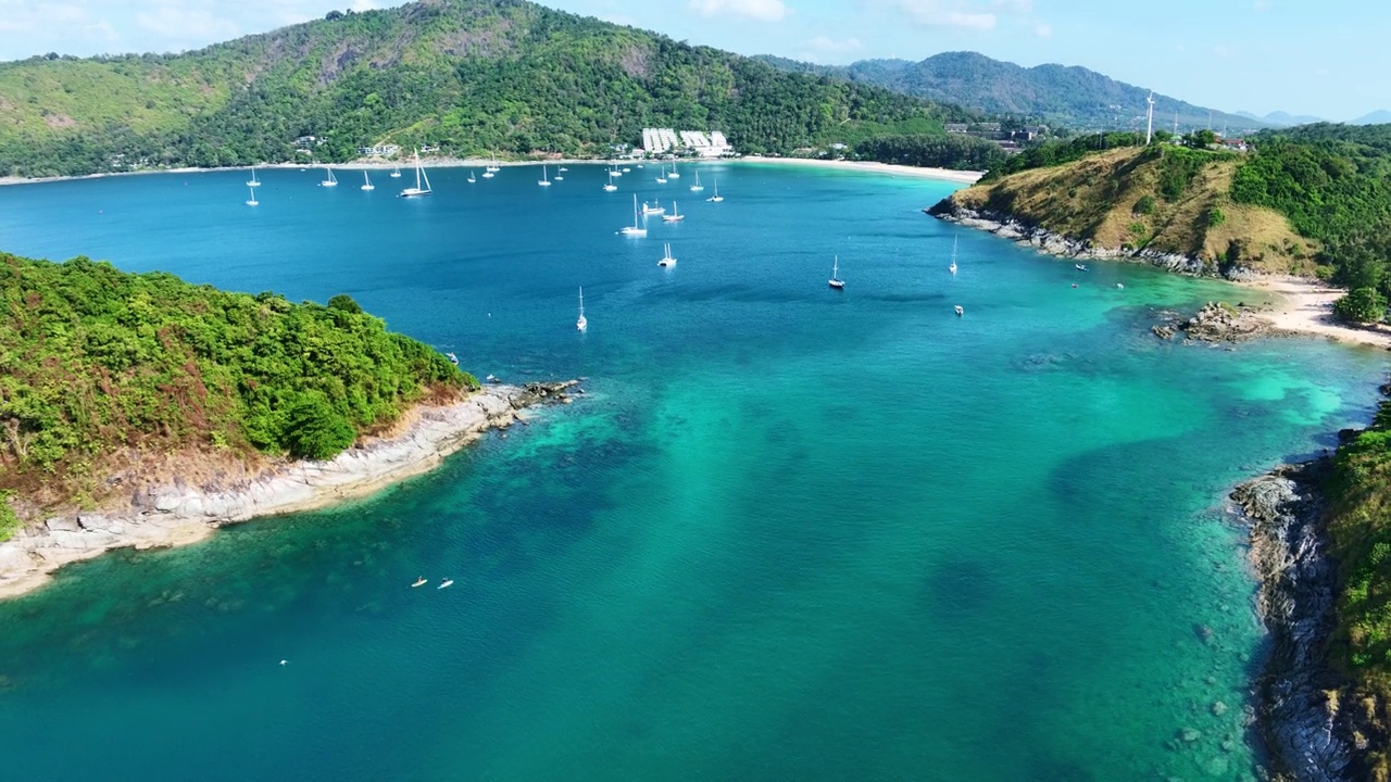 泰国普吉岛迷人的大海，阳光明媚的早晨，美丽的大海背景，自然和旅游理念视频素材