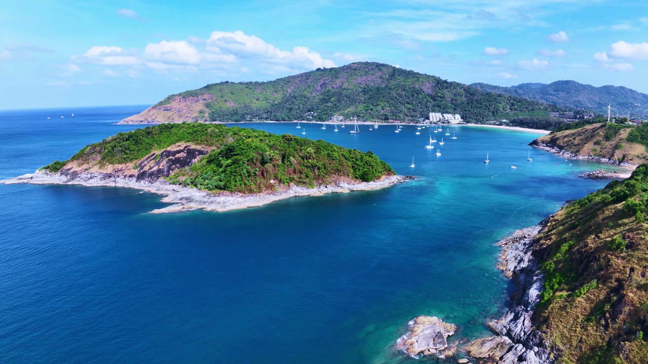 泰国普吉岛迷人的大海，阳光明媚的早晨，美丽的大海背景，自然和旅游理念视频素材