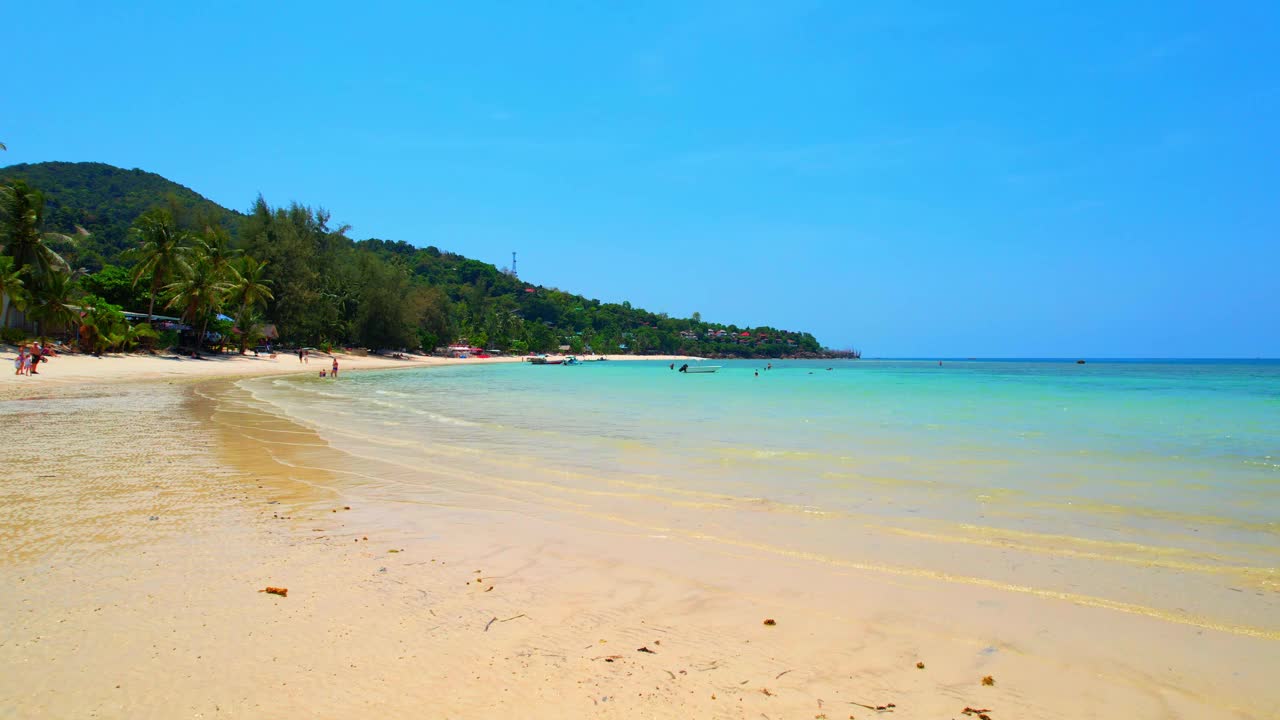 夏天漫步在热带海边的沙滩上视频素材